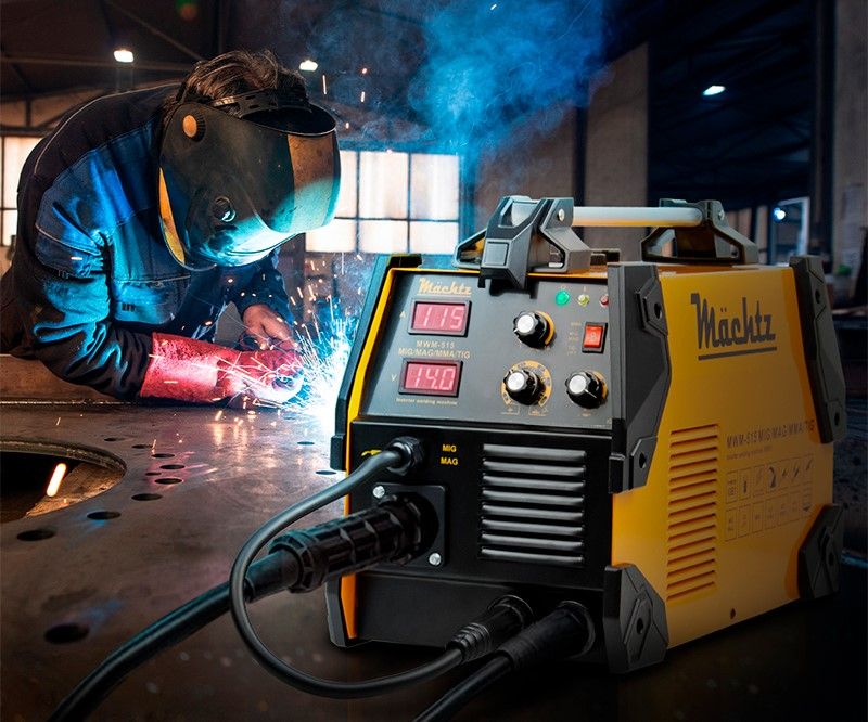 Зварювальник працює апаратом Machtz MIG/MAG