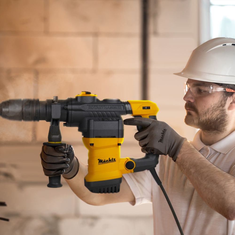 Чоловік свердлить цегляну стіну перфоратором