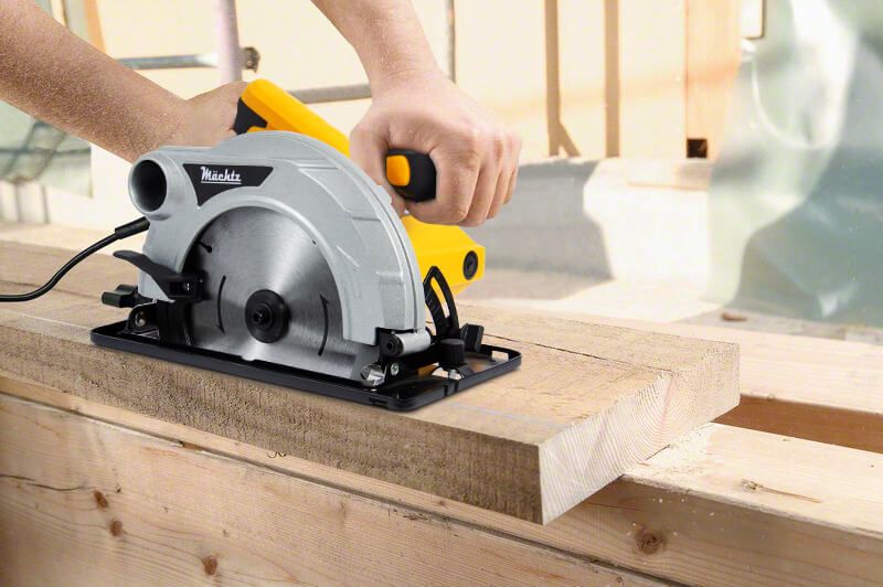 Робота циркулярною пилою по дереву