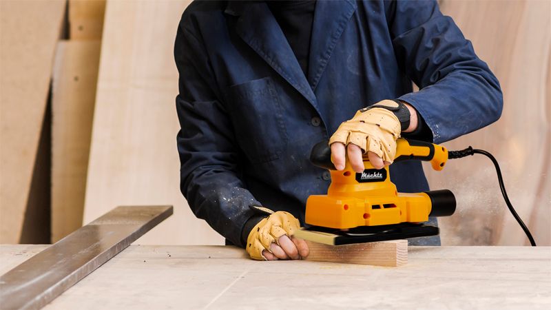 Человек работает шлифмашиной