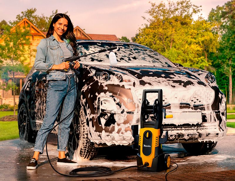 Миття автомобіля мийкою високого тиску