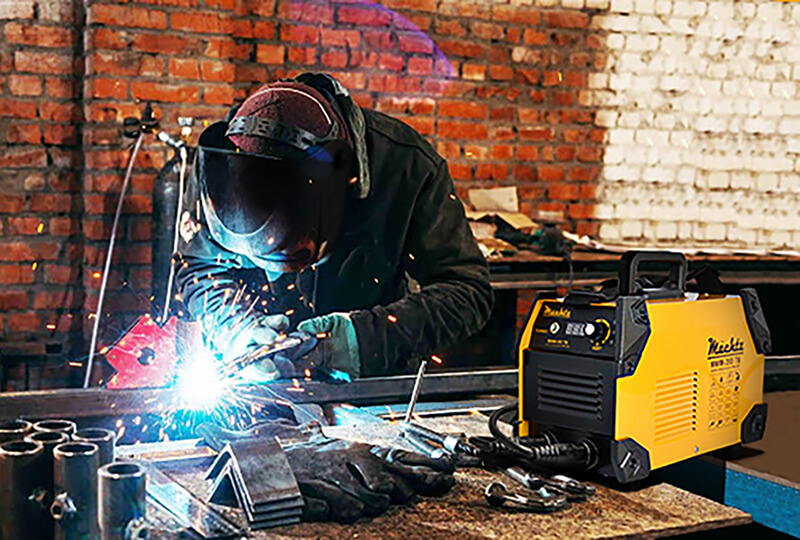 Процес зварювання металевих конструкцій